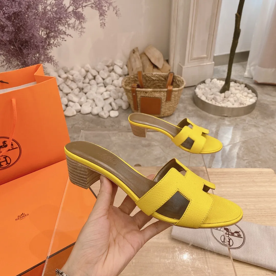 👟👟Ex-factory price 300👟👟 Genuine leather sole +40 🦄Hermès "Palm Print" has added new color sandals, "Year-round shipment" with three-dimensional concave and convex feeling on the classic "H" upper... It is a must-have item in your wardrobe, and it is magically versatile in this summer! This model fully demonstrates the classic Hermès style "palm print". Classic calfskin material ~ imported sheepskin. Lining 🐎Size: 34~42. Heel height ② type: low heel 1.5cm. Medium heel 4.5cm. Genuine leather sole +40 rubber sole.